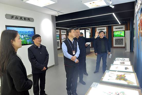 说明: http://www.xyu.edu.cn/__local/2/0E/93/6DD34E1215F005E5F696A6DF2EE_4E41FDF8_4C548.jpg