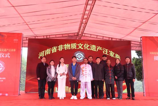 说明: C:\Users\Administrator\Desktop\信阳学院相关人员与传承人合影留恋.jpg