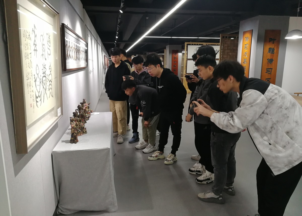 说明: E:\优秀传统文化传承基地工作（2021年）\参观活动照片\2021年\上半年\校内参观\周扬老师导师课美术与设计学院20级数字媒体专业师生参观\IMG_20210426_152155.jpg