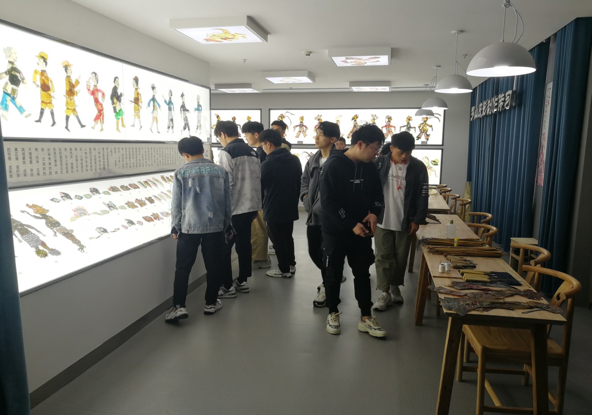 说明: E:\优秀传统文化传承基地工作（2021年）\参观活动照片\2021年\上半年\校内参观\周扬老师导师课美术与设计学院20级数字媒体专业师生参观\IMG_20210426_144311.jpg